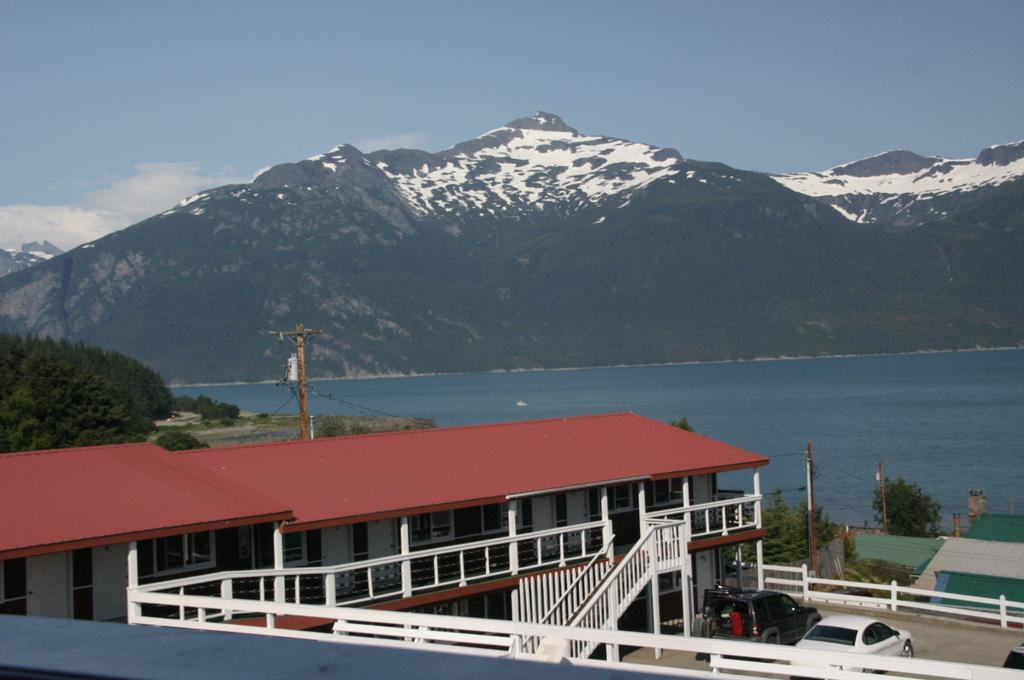 Captain'S Choice Motel Haines Bagian luar foto