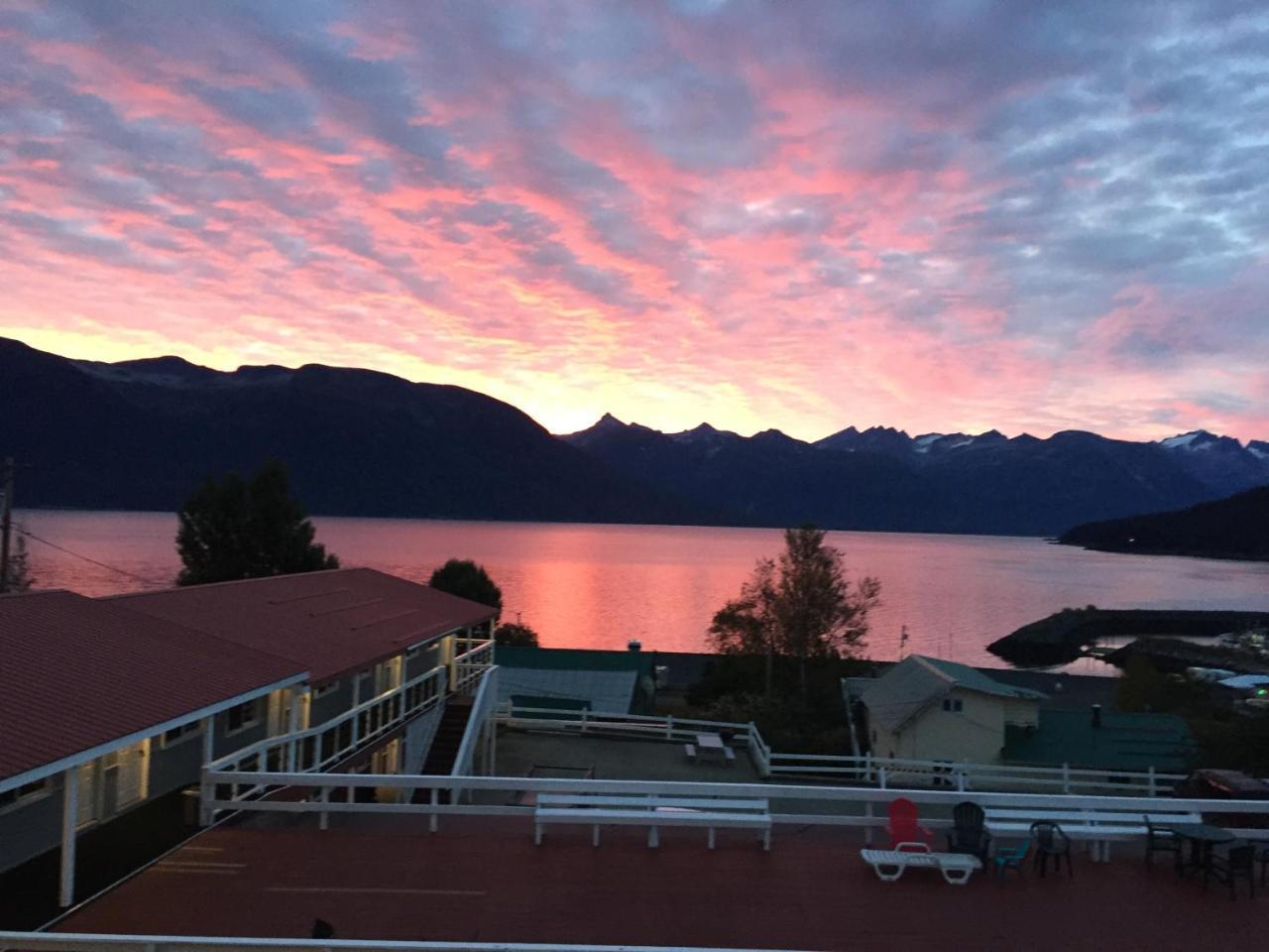 Captain'S Choice Motel Haines Bagian luar foto