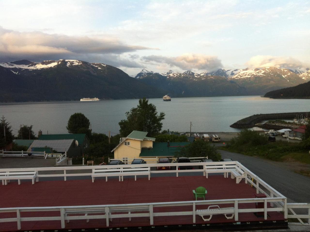 Captain'S Choice Motel Haines Bagian luar foto