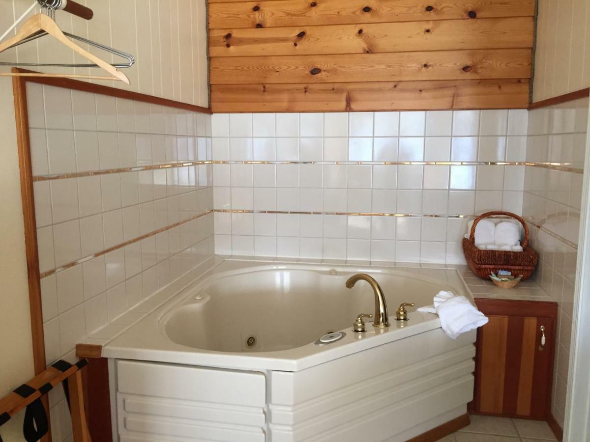 Captain'S Choice Motel Haines Bagian luar foto